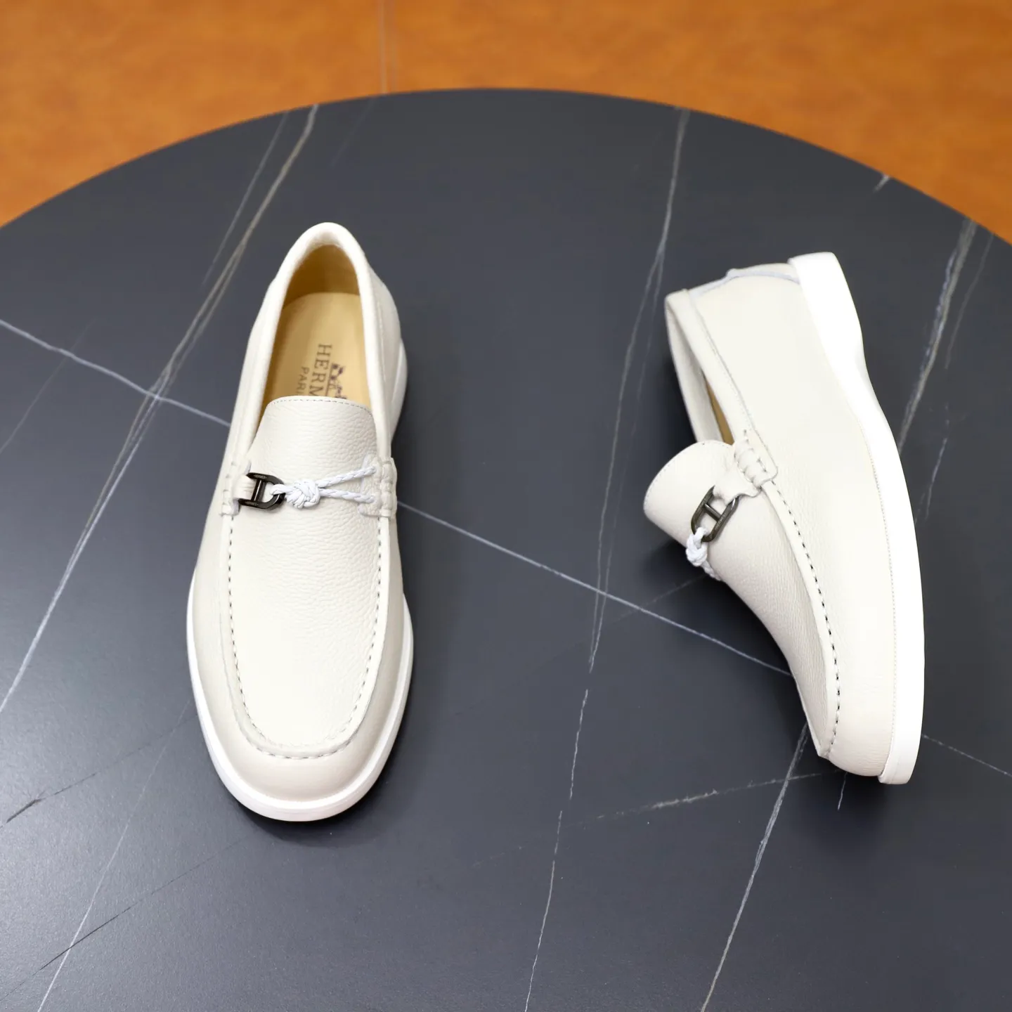 Ex-factory price: 560💰Hermès/Hermès slip-on men's shoes. This shoe is made of imported pebbled cowhide. It has simple and smooth lines and is combined with aerodynamically designed 3CM rubber foam ultra-light soles! Youthful and fashionable, classic H-shaped hardware buckle decoration, calf lining gently wraps the feet, with logo cowhide feet, casual and urban style, highlighting youthful vitality, sports and leisure version, super versatile, code number: 38-39-40-41-42-43-44 standard leather shoe size (45 can be customized but does not support returns)